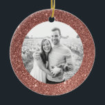 Cadre Parties scintillant rose Fête Ornement de No<br><div class="desc">Un cadre moderne de parties scintillant d'or rose scintille et brille sur ce ornement de Noël personnalisé avec votre photo personnelle sur un côté et texte modèle facilement customisé sur le dos. Commémorez l'année avec ce ornement personnalisé ou donnez à la famille comme un souvenir unique de vacances.</div>