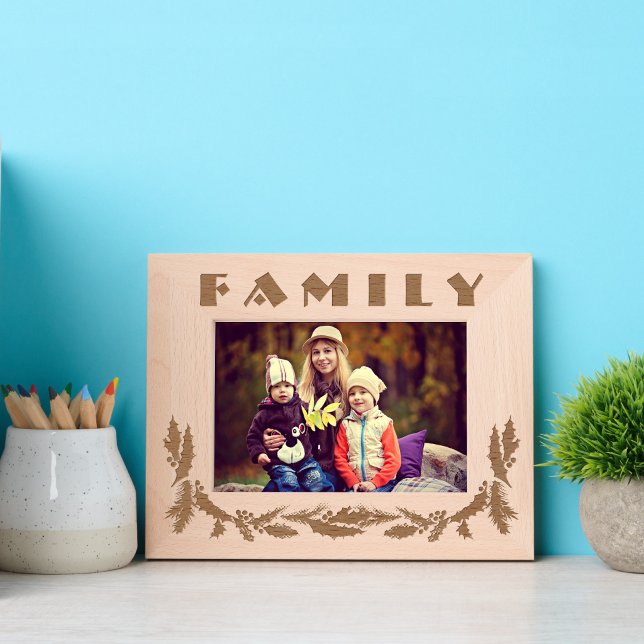 Cadre photo Noël familial motif gravé de houx (Créateur téléchargé)