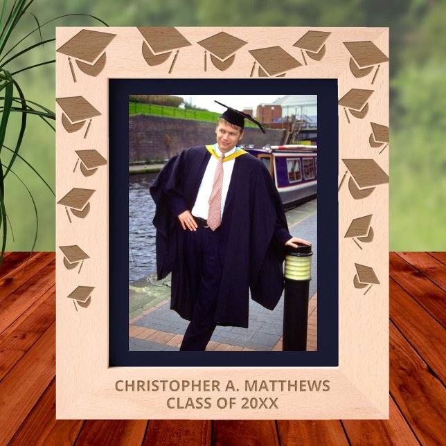Cadres Gravés Casquette N Tassel Cascade 8x10P Cool photo de gra (A cascade of caps and tassels sets this etched graduation picture frame apart)