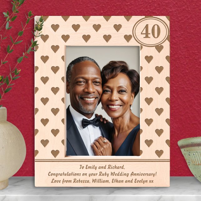 Cadres Gravés Cœurs Rubis Anniversaire de Mariage 40 ans Texte P (A photo frame for a couple on their Ruby Wedding Anniversary (40 Years) with love hearts pattern)