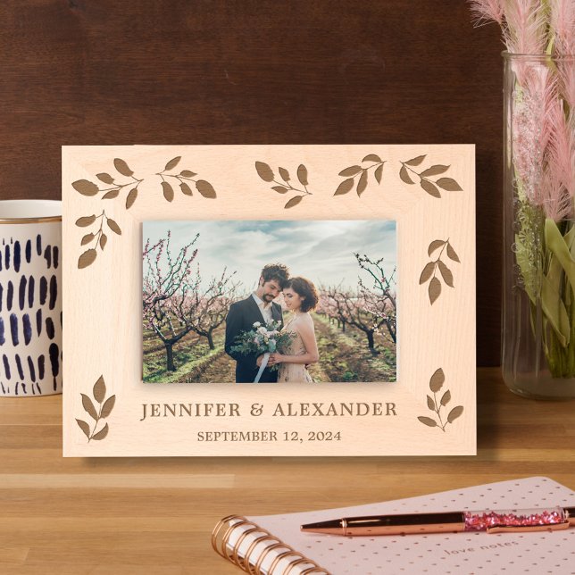 Cadres Gravés Couple de mariés aux feuilles botaniques élégantes (Rustic elegant botanical leaves wedding etched frame. You can add your own photo, names and date.)