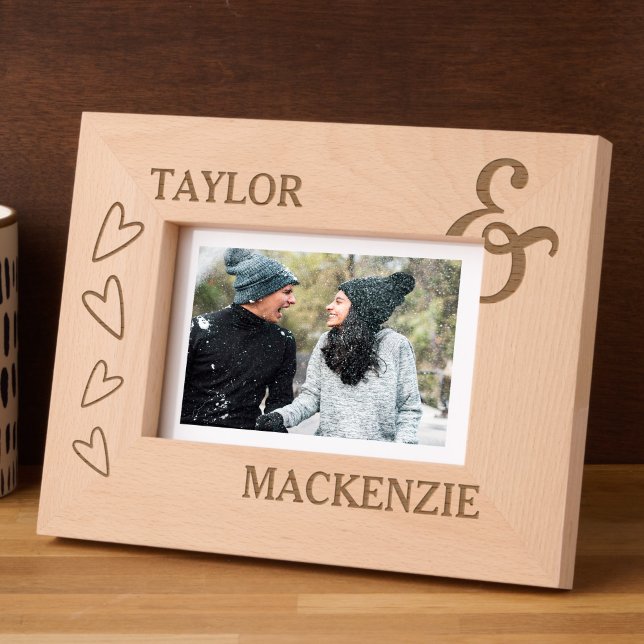 Cadres Gravés Couples personnalisés Noms Coeurs et Ampersand (Personalized Couples Names Hearts and Ampersand Etched Frames by Ricaso. Ideal gift for weddings etc)