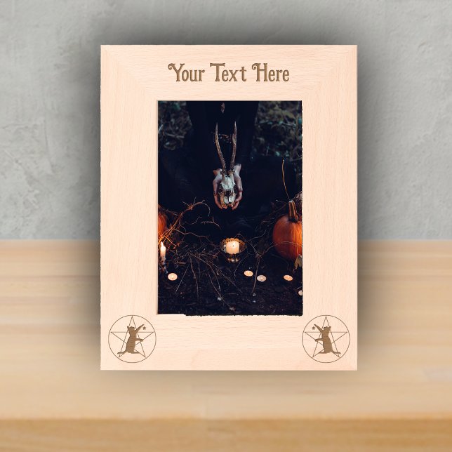 Cadres Gravés Étoile de danger de chat noir en sorcière circulai (Witch Halloween theme wood picture frame black cats stars on pentagram in circles.)