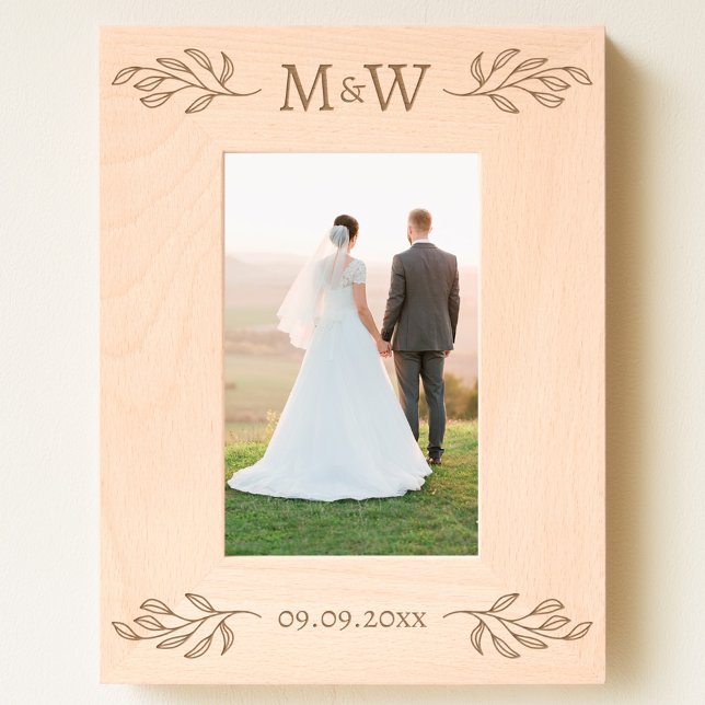 Cadres Gravés Initiales mariage Monogramme Couple Date Personnal (Modern wedding couple monogram initials date personalized botanical leaf etched wooden frame)
