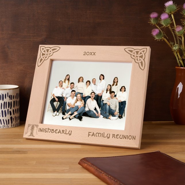 Cadres Gravés Lettre celtique T Nom personnalisé (Créateur téléchargé)