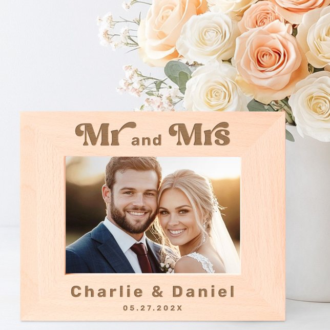 Cadres Gravés M. et Mme noms mariage date caractères rétro gras (Mr and Mrs names wedding date bold retro font Etched Frames)