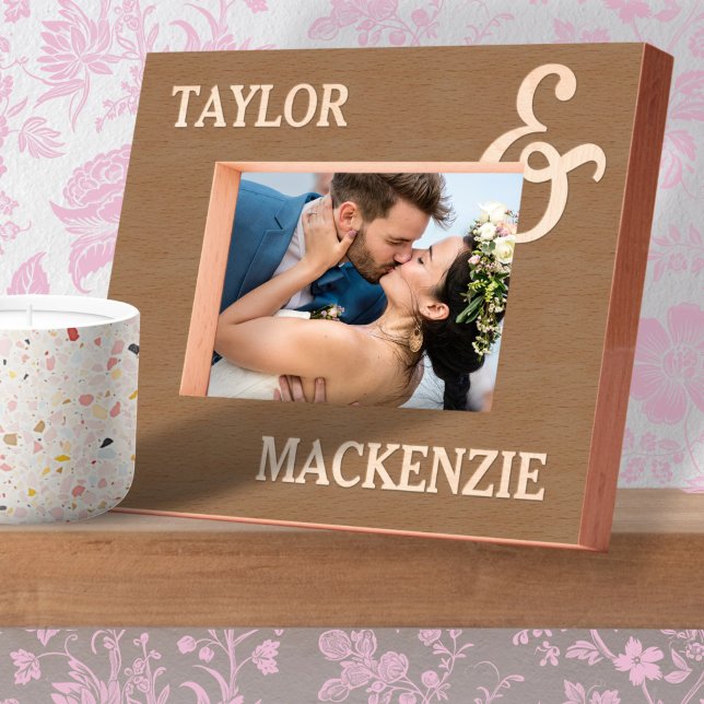 Cadres Gravés Noms de couples et d'amphibiens personnalisés (Personalized Couples Names and Ampersand Etched Frames by Ricaso. Great wedding gift idea
)