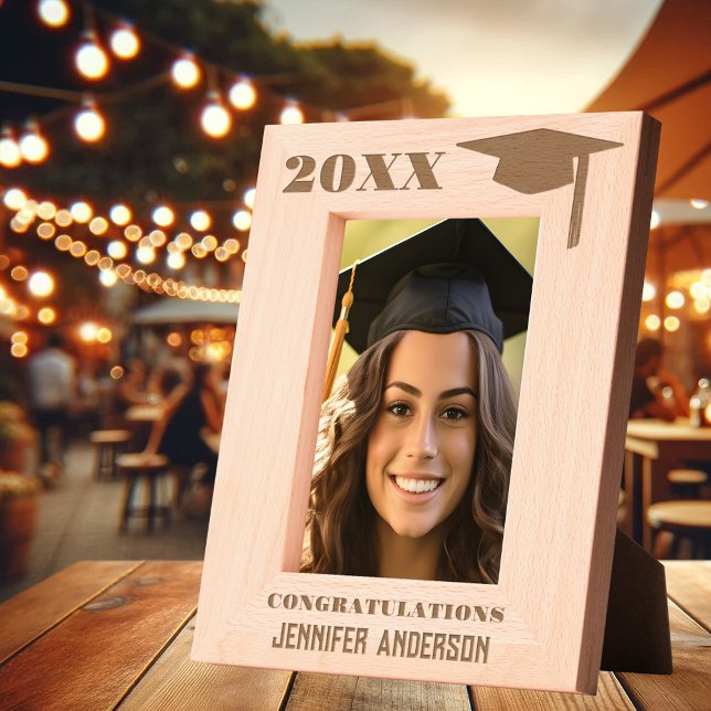 Cadres Gravés Photo minimaliste moderne (Etched picture frame featuring a simple elegant graduate hat - celebrate graduation - keepsake)