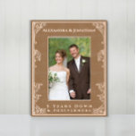 Cadres Gravés Romantic Forevermore photo Mariage nouvellement ma<br><div class="desc">Vintage Romantique Inspiré Esthétique Floral Scoll Bordure Mariage nouvellement marié Photo Laser Cadre En Bois Étonné. Noms de mariée et de chambre au sommet du cadre avec un coeur dans chaque coin supérieur. Cinq ans en bas et pour toujours aller en bas. Parfait pour les jeunes mariés 1er Noël (pour...</div>