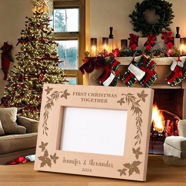 Cadres Gravés Rustique Premier Noël ensemble holly monogrammed (Rustic First Christmas together holly decoration etched frame.
You can personalize it.)