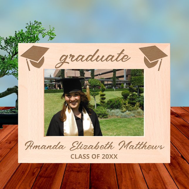 Cadres Gravés Simple Script 7x5L Élégante image de graduation ch (Add your graduate's details to this simple script engraved graduation picture frame)