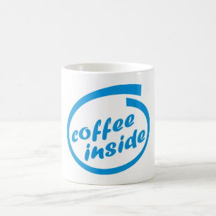 Café à l'intérieur (café). Tasse chaude drôle