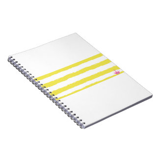 Cahier à rayures jaunes et couronne rose