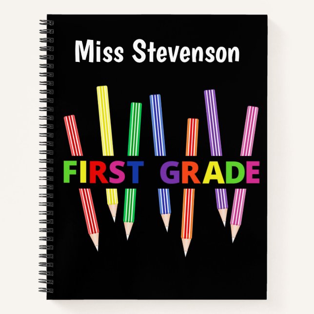 Cahier de première année aux crayons de couleur (Devant)