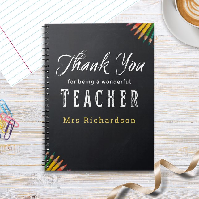 Cahier de remerciement pour enseignant avec nom pe (A notebook for teacher appreciation, in a chalkboard style, with thank you message and custom name)
