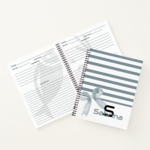 Cahier spiralé à rayures avec un nœud bleu aquarel
