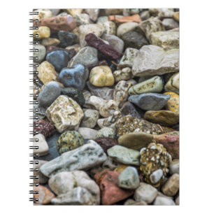 Cailloux sur un carnet de plage