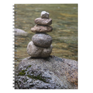 Cairn dans un journal de blanc de courant