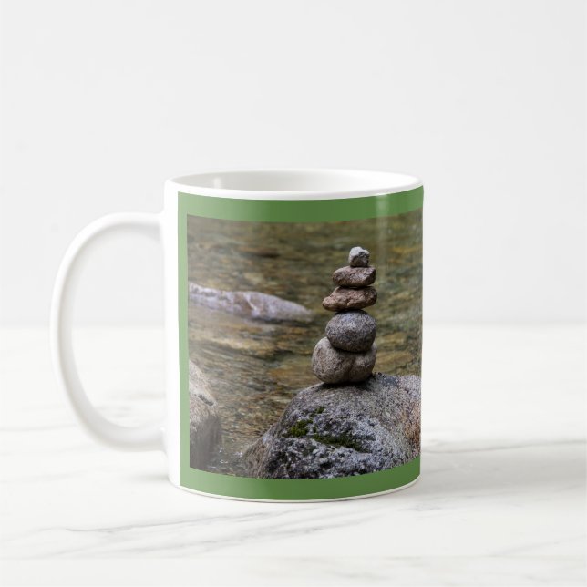 Cairn dans une tasse de courant avec la citation (Gauche)
