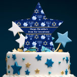 Cake Topper Hanoukka Dreidel Menorah Motif Blue Custom Party<br><div class="desc">Belle garniture de gâteau Hanoukka en forme d'étoile bleu foncé avec un motif cool de l'étoile du judaïsme,  dreidel,  et la menorah juive pour les vacances Chanukah. Customisez ce design avec votre nom de famille.</div>