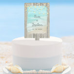 Cake Topper Rustic Beach String Lumières Ocean Mariage<br><div class="desc">Cette recette de gâteau mariage rustique de la côte est est parfaite pour les mariages de destination de plage. La scène de la plage avec vagues de l'océan est encadrée par du bois rustique, avec des lampes à cordes sur le dessus. Trouvez la suite de faire-part de mariage correspondante et...</div>