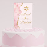 Cake Topper Soirée personnalisée Bat mitzvah d'âge rose<br><div class="desc">Une agate rose et or chic orne le côté de cette élégante garniture Bat mitzvah de gâteau. Le nom de votre fille est écrit dans une belle écriture cursive sous l'Étoile de David. Mazel Tov !</div>