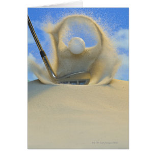 cale de sable frappant une boule de golf hors d'un