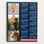 Calendrier 2025 Marine Coral Gold Family Photo Col<br><div class="desc">Célébrez 2025 avec cet élégant planificateur de calendrier photo collage. A l'intérieur, ces planificateurs ont des pages pour vous permettre d'organiser vos semaines et vos mois. Avec l'ajout de la belle couverture du calendrier annuel, vous pourrez voir l'année entière en un coup d'oeil - plus profiter de 9 de vos...</div>