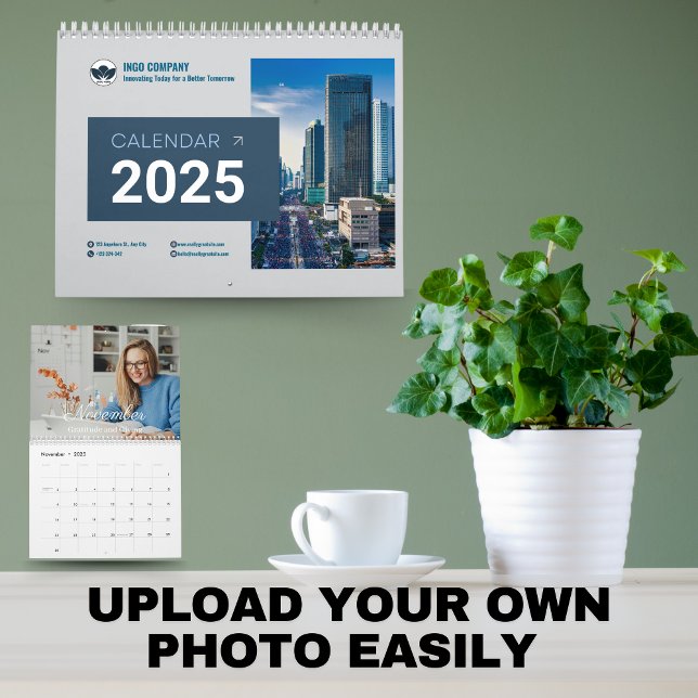 Calendrier de la famille de photos de script moder (Create Your Own 2025 Modern Family Photo Calendar)