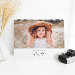 Calendrier Mémoires minimalistes de famille multi-photos mode<br><div class="desc">Cherchez les souvenirs spéciaux de votre famille et présentez vos belles photos de famille avec notre calendrier multi-photo minimaliste moderne. Design simple et moderne avec une grande disposition simple de design photo pour chaque mois. Un cadre arrière - plan noir gras derrière chaque photo crée un design moderne et élégant...</div>