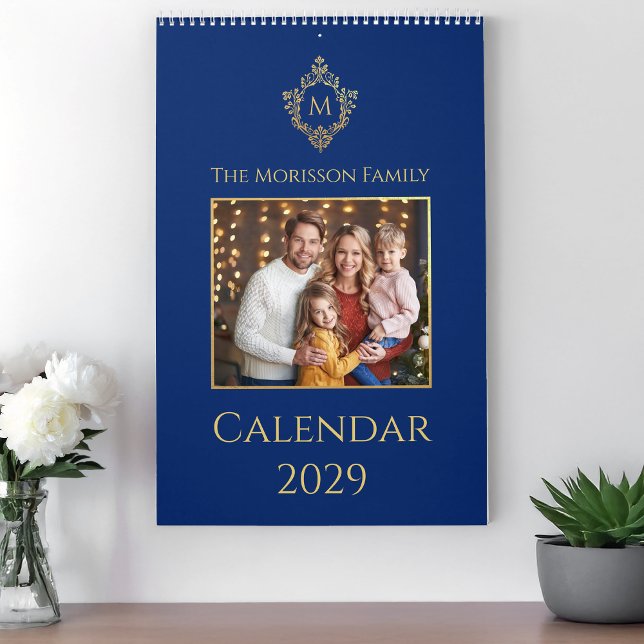 Calendrier Monogram & Crest Royal Blue Faux Gold Family Photo (Créateur téléchargé)