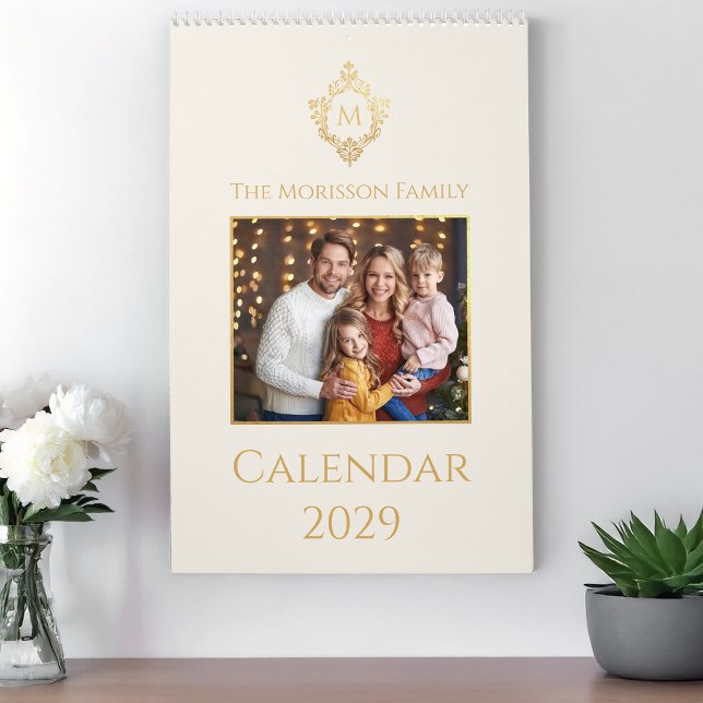 Calendrier Monogram in Crest Elegant Family Photo Ivory Gold  (Créateur téléchargé)