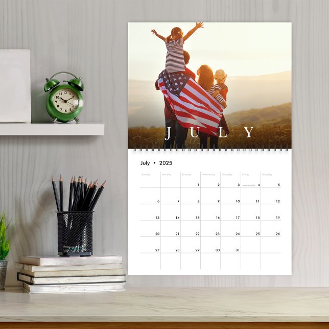 Calendrier Photo Famille Moderne Simple Personnalisée (Simple and minimalist photo calendar template. )