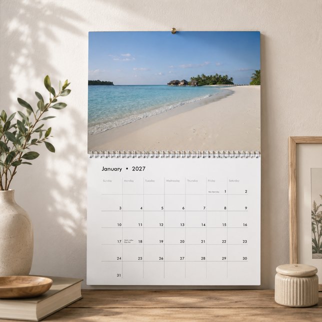 Calendrier Photographie de plage de sable blanc vue sur l'océ (Créateur téléchargé)