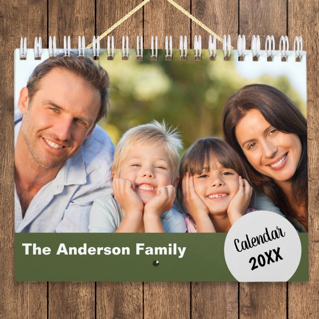 Calendrier Photos de famille personnalisées modernes et simpl (An attractive custom wall calendar, to personalize with favorite family photos, name and year)