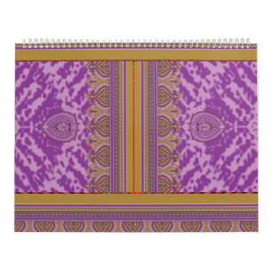 Calendrier un motif de point de croix avec un ba pourpre et j