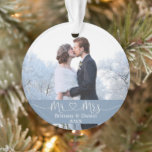 Calligraphie Coeur M. et Mme Mariage Dusty Blue<br><div class="desc">Script de calligraphie simple moderne minimaliste M. et Mme Heart Bride et Groom Mariage ornement photo avec Snowflakes retour. Dusty Blue</div>