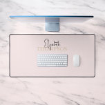 Calligraphie de fille Monogramme rose<br><div class="desc">Le Desk Mat est doté d'un duo de polices de calligraphie moderne et d'une police serif élégante.</div>