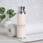 Calligraphie rose Nom personnalisé Bouteille d'eau<br><div class="desc">Cette simple bouteille d'eau rose pâle et élégante, avec un nom personnalisé et un monogramme, peut faire un cadeau parfait! Personnalisez-le facilement avec votre nom. Vous pouvez également changer les couleurs de l'arrière - plan et de la police, il suffit de cliquer sur "Editer à l'aide de l'outil de conception"....</div>