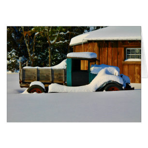 Camion antique couvert de neige