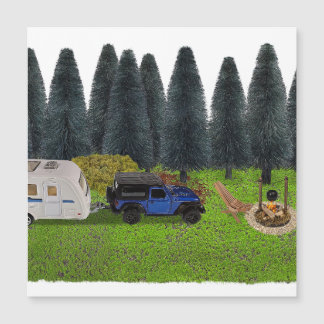 Camion avec un camping-car dans le camp de compens