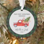Camion rouge Premier Noël Engagé Buffalo Plaid<br><div class="desc">Red Truck First Christmas Engaged Buffalo Plaid - Quelle belle façon de commémorer votre Fiançailles. Vous vous souviendrez affectueusement de votre premier fiancé de Noël chaque année lorsque vous décorerez votre sapin de Noël. L'ornement fait un cadeau réfléchi pour un couple nouvellement engagé qui sera chéri pour les années à...</div>
