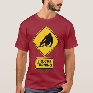 camions tournant le T-shirt faisant de la planche