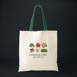 Camp d'été personnalisé Camper Sac fourre-tout de<br><div class="desc">Il présente une illustration originale de six illustrations classiques sur le thème du camping,  dont un feu de camp,  un mélange de sentiers,  une tente,  un sac de couchage,  des s'mores et une boussole. Personnalisez simplement vos informations de camp.</div>