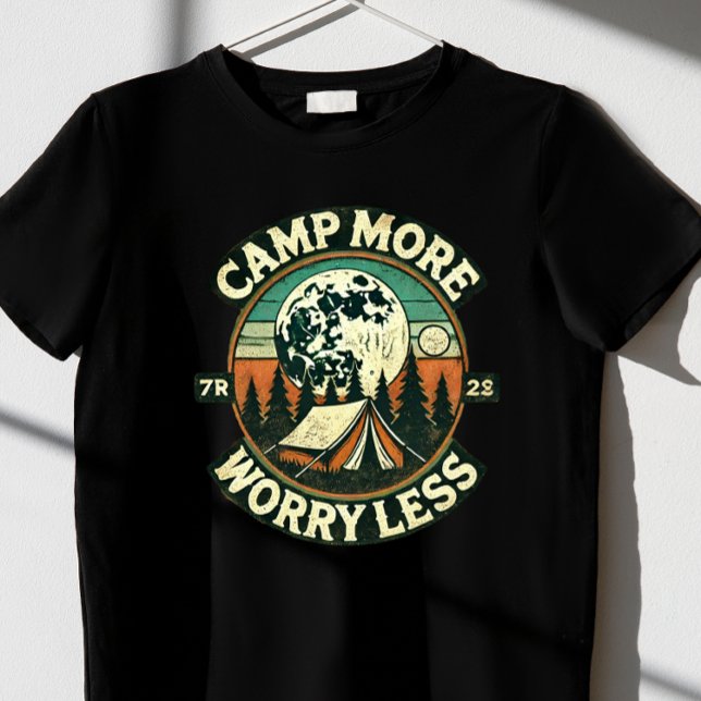 CAMP PLUS S'INQUIÉTER MOINS T-shirt (Créateur téléchargé)