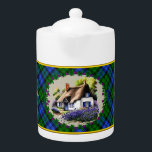 Campbell Chalet & Tartan Personnalisé<br><div class="desc">Quelle façon amusante d'égayer votre cuisine qu'avec ce cottage coloré Campbell au chaume et à la théière tartane! Entouré de chardon, l'ancienne phrase écossaise "Lang may yer lum reek" signifie "longue mai votre cheminée fumée". En d'autres termes, souhaiter à quelqu'un une vie longue et saine. Idéal pour un cadeau à...</div>