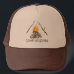 Campire avec griller le casquette de baseball de<br><div class="desc">Customisez cette casquette de baseball ou casquette de camionneurs avec le nom de votre tache de camping de cabine ou de favori de rondin pour créer votre propre souvenir spécial. Il comporte une illustration d'un feu de camp avec des guimauves grillant sur des bâtons. Employez le gisement suffisance-dans-le-vide de modèle...</div>