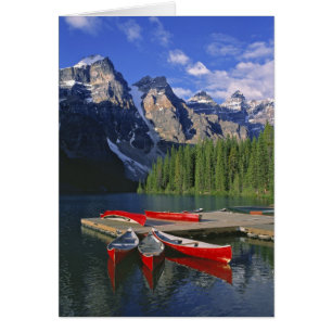 Canada, Alberta, lac Moraine. Des canoës rouges at