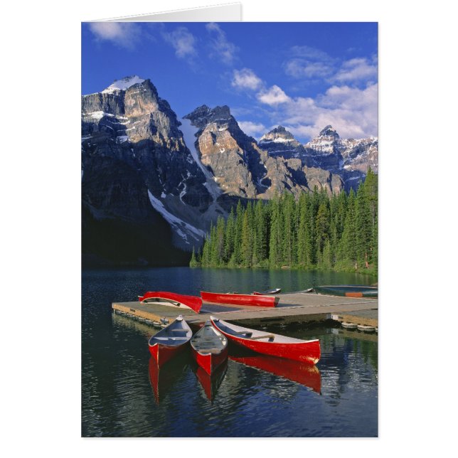 Canada, Alberta, lac Moraine. Des canoës rouges at (Devant)
