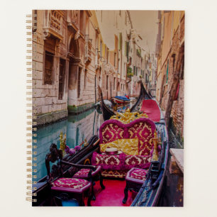 Canal avec gondole traditionnelle à Venise, Italie